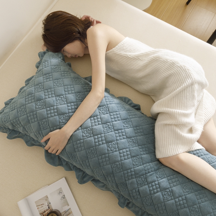 91家纺网 家纺一手货源 找家纺 爱港家纺 2025新款牛奶绒夹棉衍缝长枕套 青雾蓝