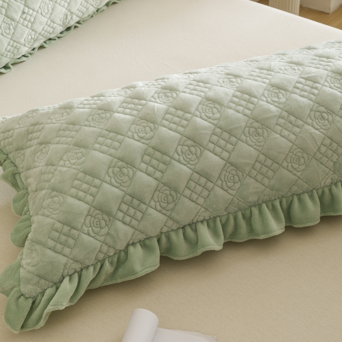 91家纺网 家纺一手货源 找家纺 爱港家纺 2025新款牛奶绒夹棉衍缝长枕套 青柠绿