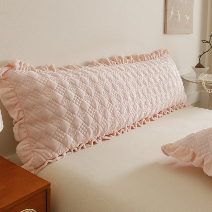 91家纺网 家纺一手货源 找家纺 爱港家纺 2025新款牛奶绒夹棉衍缝长枕套 暖桃粉