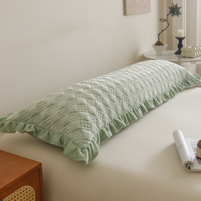 91家纺网 家纺一手货源 找家纺 爱港家纺 2025新款牛奶绒夹棉衍缝长枕套 青柠绿