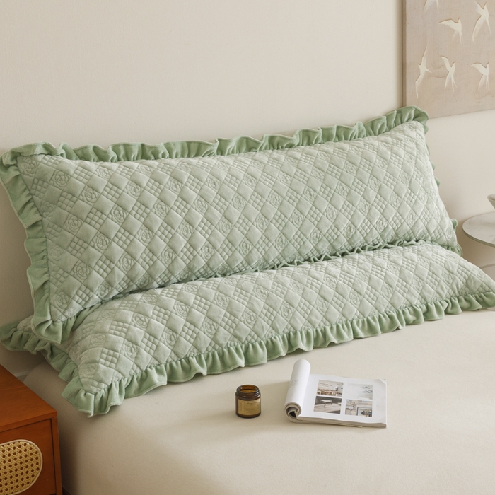 91家纺网 家纺一手货源 找家纺 爱港家纺 2025新款牛奶绒夹棉衍缝长枕套 青柠绿