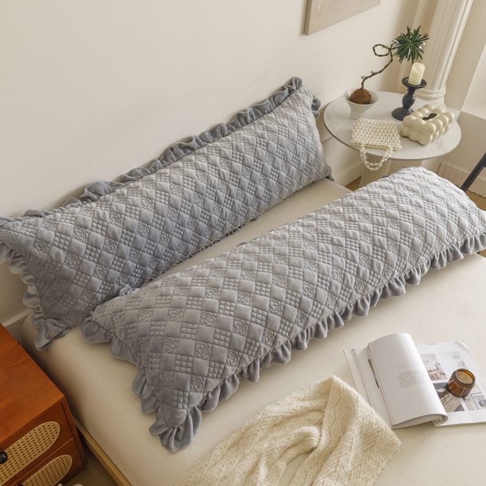 91家纺网 家纺一手货源 找家纺 爱港家纺 2025新款牛奶绒夹棉衍缝长枕套 云际灰