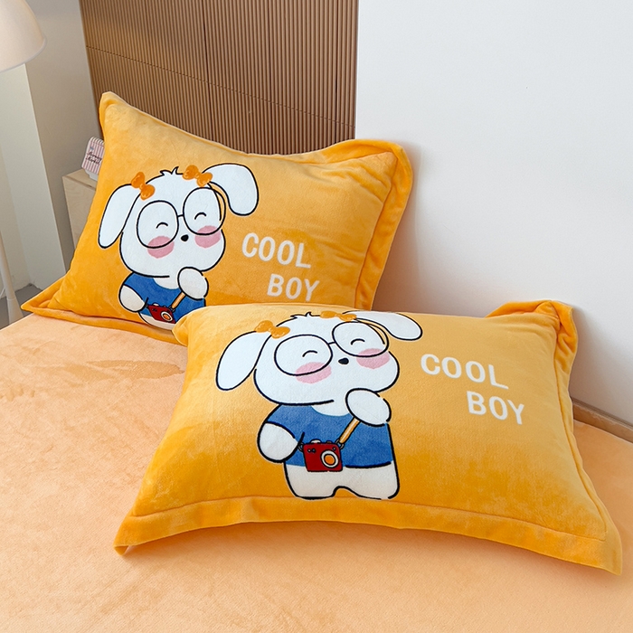 91家纺网 家纺一手货源 找家纺 福来临家纺 2025牛奶绒大版卡通四件套 眼镜小崽