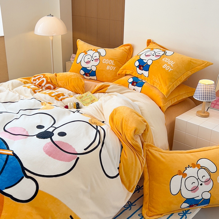 91家纺网 家纺一手货源 找家纺 福来临家纺 2025牛奶绒大版卡通四件套 眼镜小崽