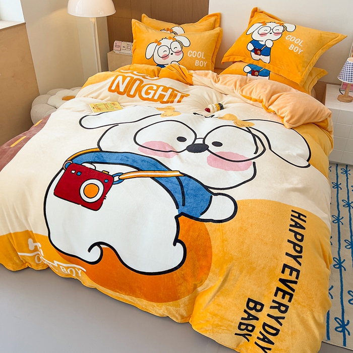 91家纺网 家纺一手货源 找家纺 福来临家纺 2025牛奶绒大版卡通四件套 眼镜小崽