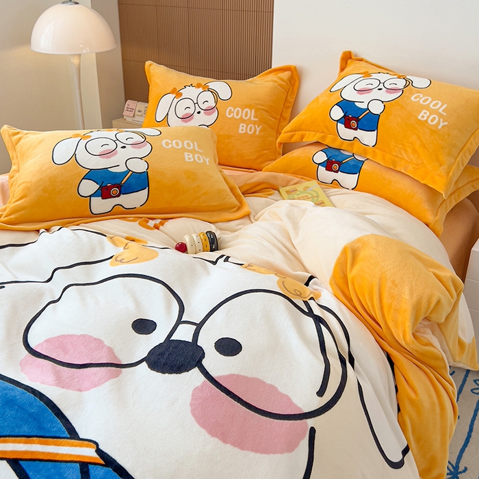 91家纺网 家纺一手货源 找家纺 福来临家纺 2025牛奶绒大版卡通四件套 眼镜小崽