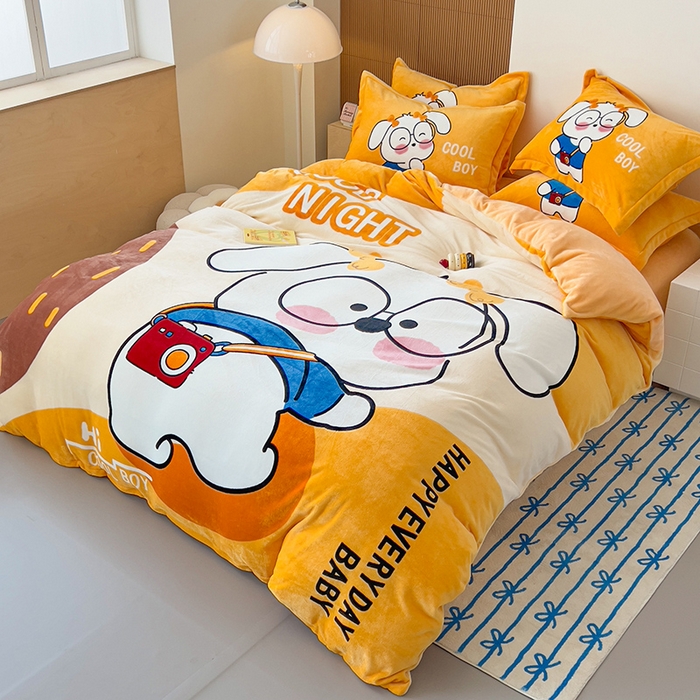 91家纺网 家纺一手货源 找家纺 福来临家纺 2025牛奶绒大版卡通四件套 眼镜小崽