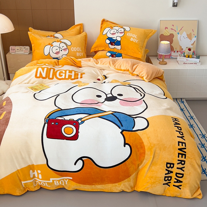 91家纺网 家纺一手货源 找家纺 福来临家纺 2025牛奶绒大版卡通四件套 眼镜小崽