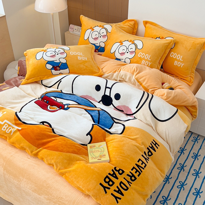 91家纺网 家纺一手货源 找家纺 福来临家纺 2025牛奶绒大版卡通四件套 眼镜小崽