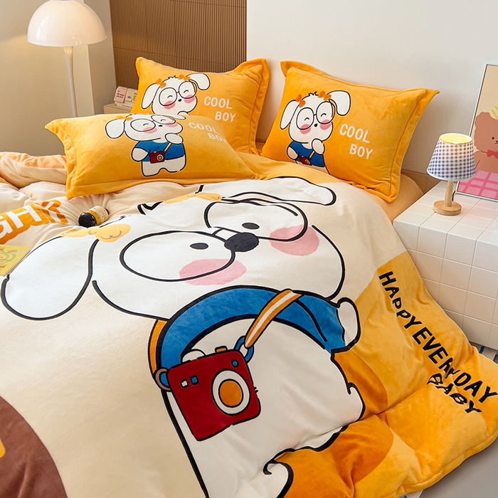 91家纺网 家纺一手货源 找家纺 福来临家纺 2025牛奶绒大版卡通四件套 眼镜小崽