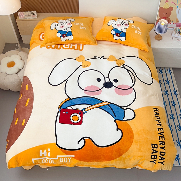 91家纺网 家纺一手货源 找家纺 福来临家纺 2025牛奶绒大版卡通四件套 眼镜小崽