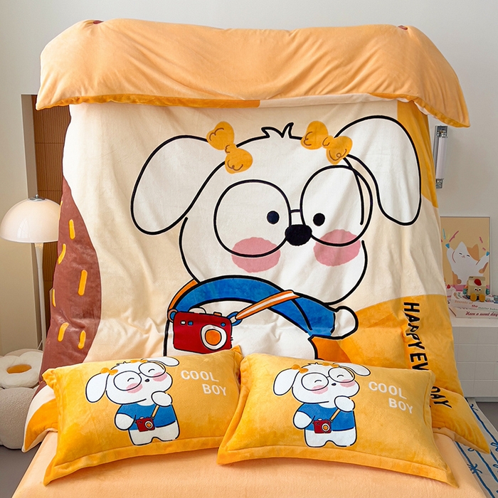 91家纺网 家纺一手货源 找家纺 福来临家纺 2025牛奶绒大版卡通四件套 眼镜小崽