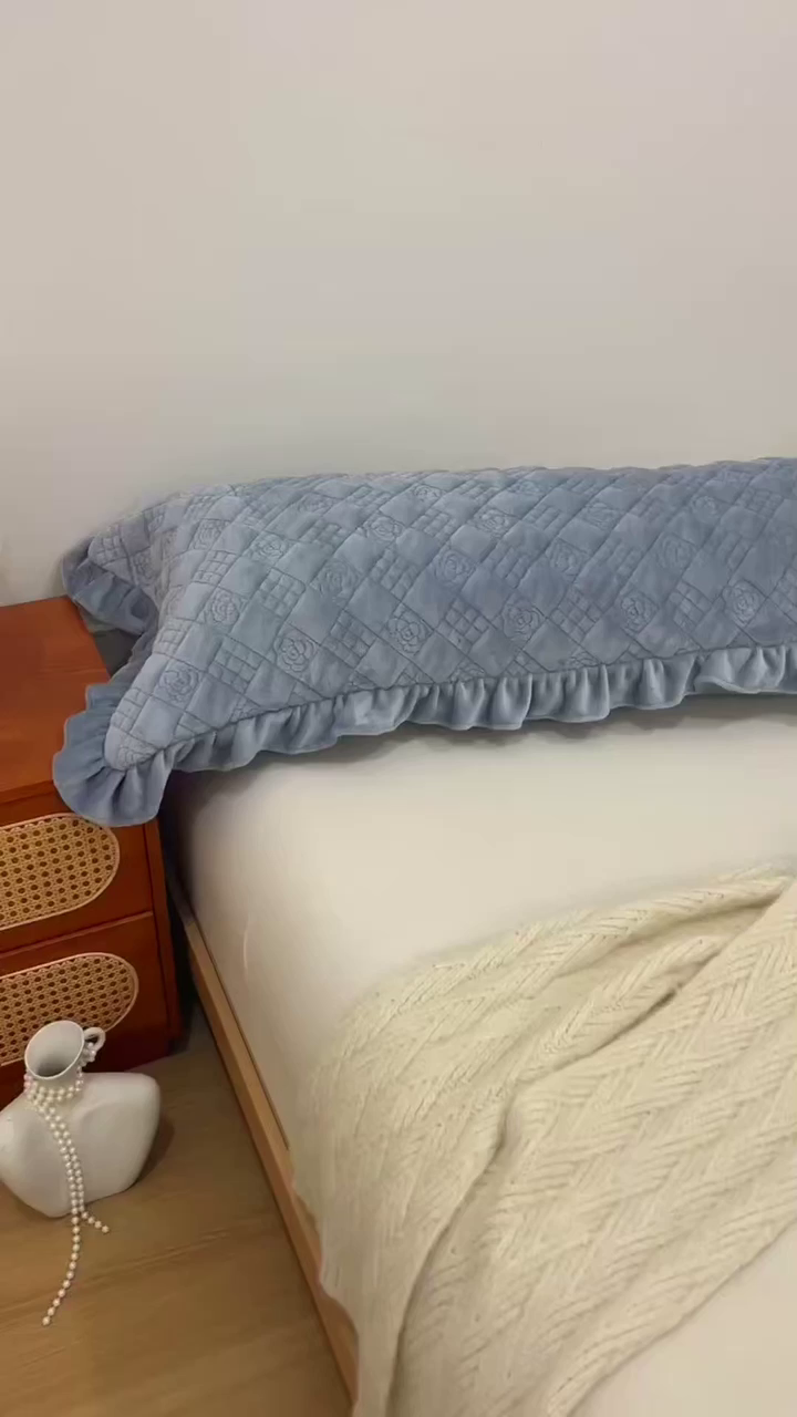 91家纺网 家纺一手货源 找家纺 爱港家纺 2025新款牛奶绒夹棉衍缝长枕套 云际灰