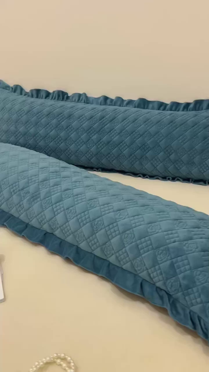 91家纺网 家纺一手货源 找家纺 爱港家纺 2025新款牛奶绒夹棉衍缝长枕套 青雾蓝