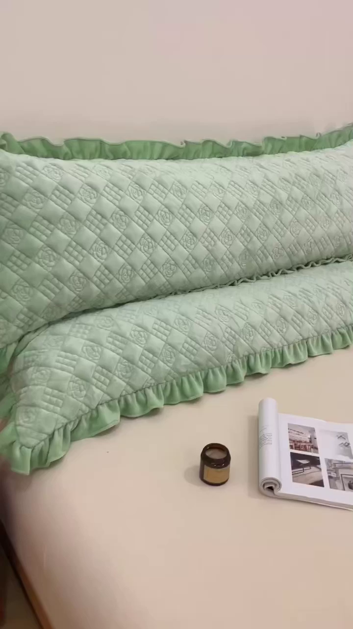 91家纺网 家纺一手货源 找家纺 爱港家纺 2025新款牛奶绒夹棉衍缝长枕套 青柠绿