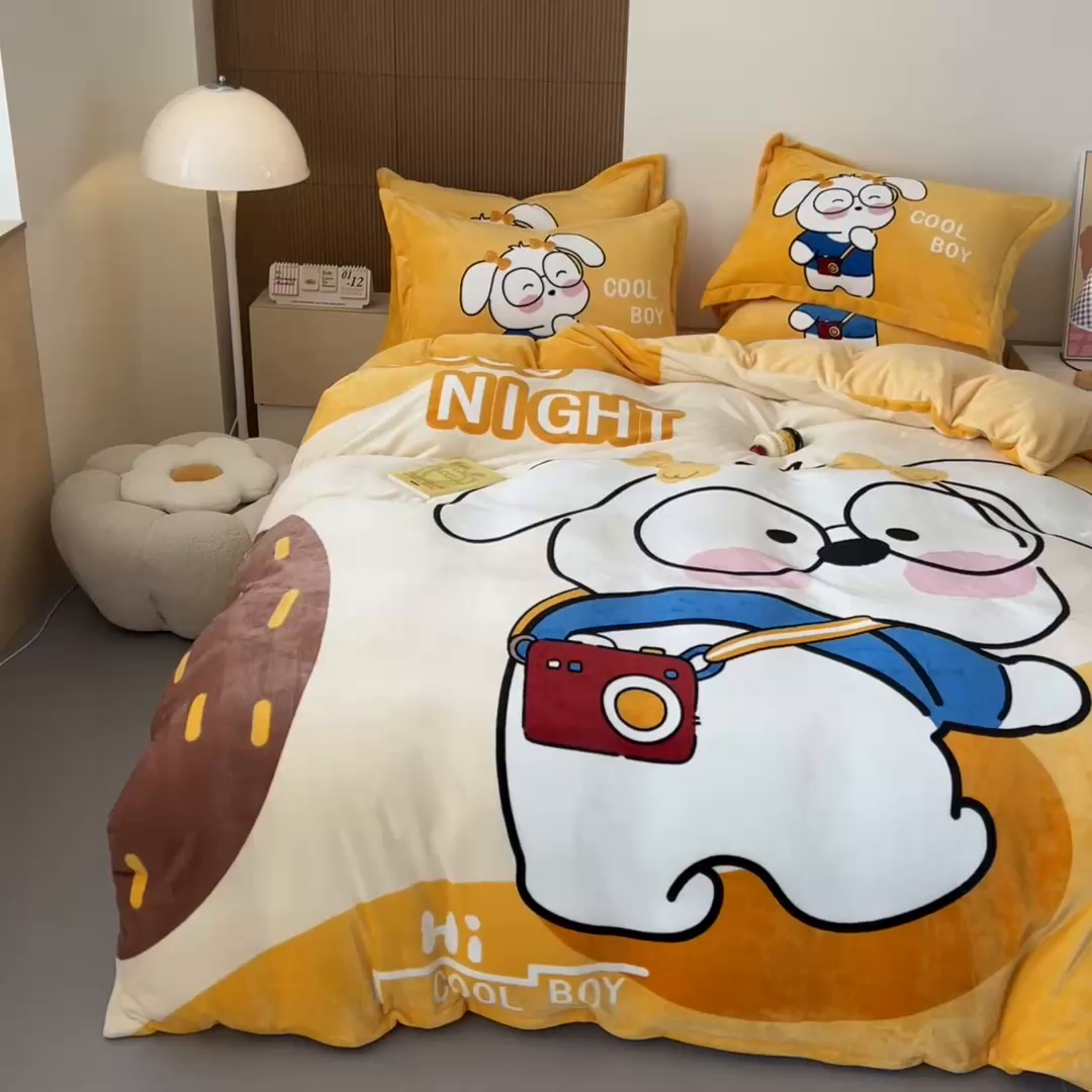 91家纺网 家纺一手货源 找家纺 福来临家纺 2025牛奶绒大版卡通四件套 眼镜小崽