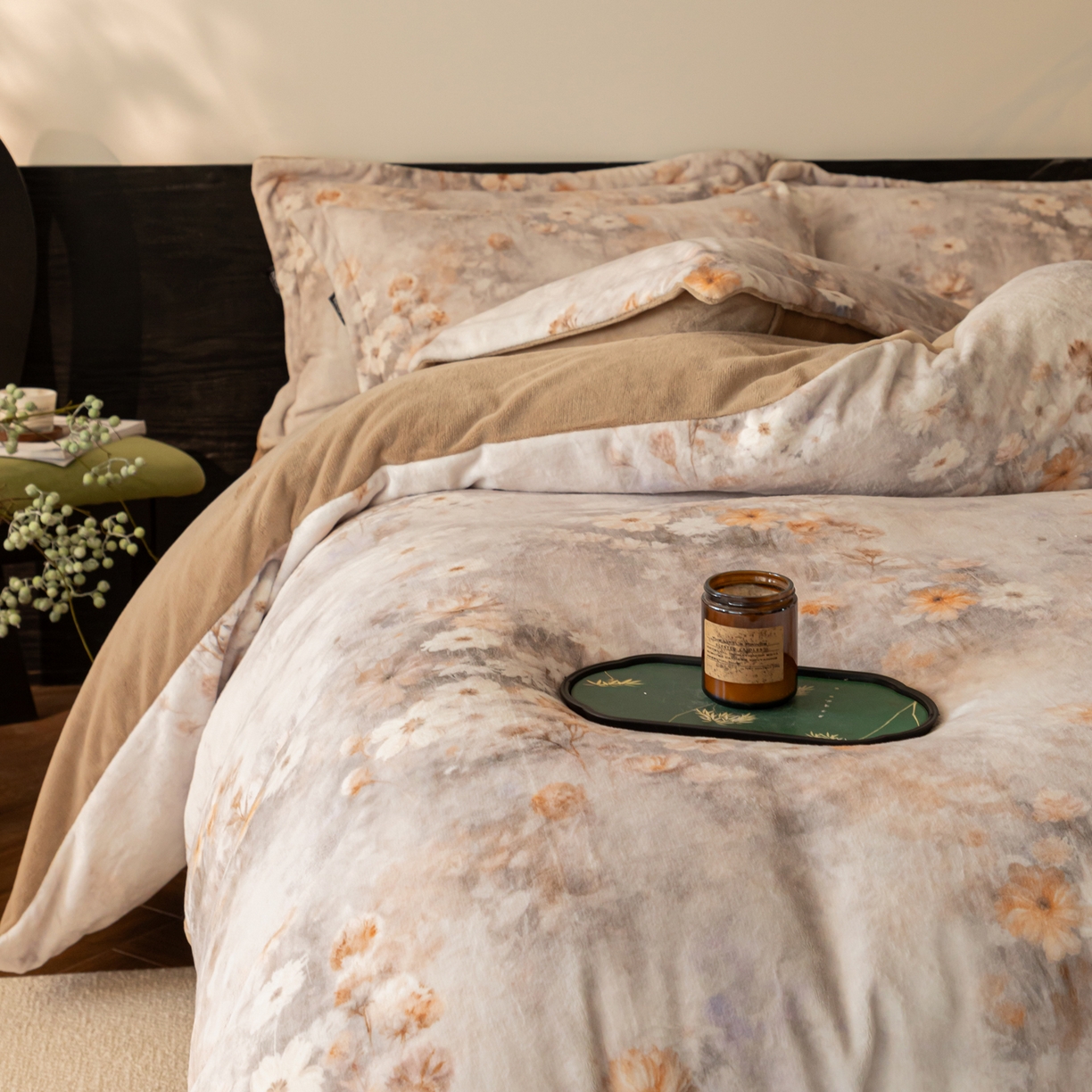 91家纺网 家纺一手货源 找家纺 寐绸家纺 2025秋冬新款230g牛奶绒数码印花四件套 数码四件套-秋风暖意