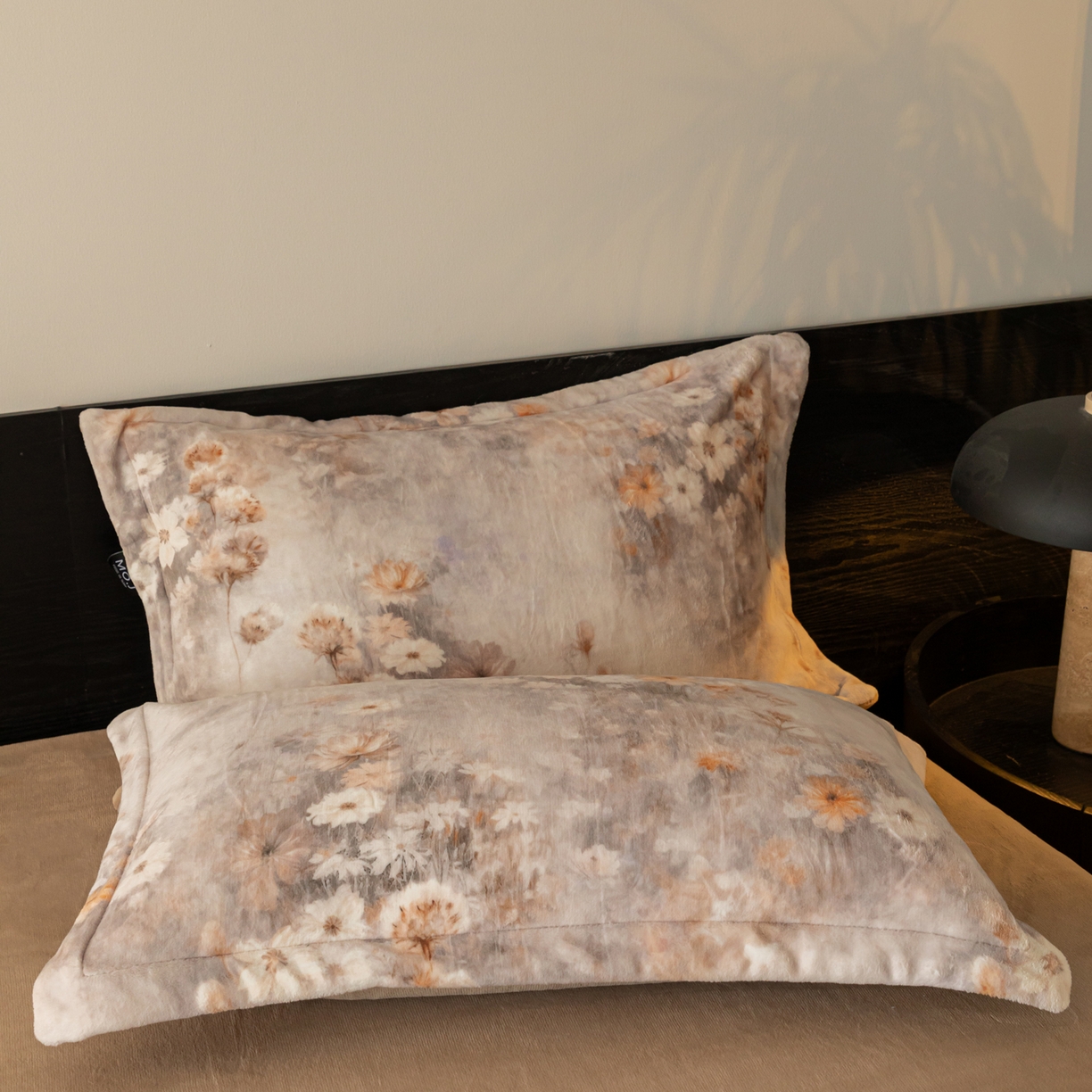 91家纺网 家纺一手货源 找家纺 寐绸家纺 2025秋冬新款230g牛奶绒数码印花四件套 数码四件套-秋风暖意