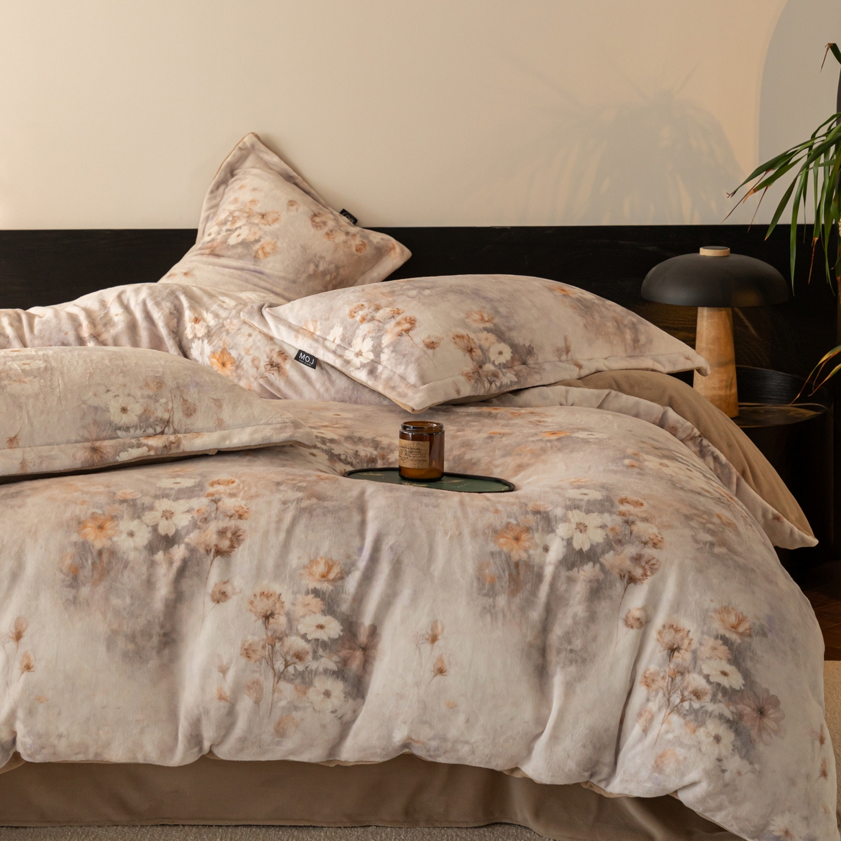 91家纺网 家纺一手货源 找家纺 寐绸家纺 2025秋冬新款230g牛奶绒数码印花四件套 数码四件套-秋风暖意