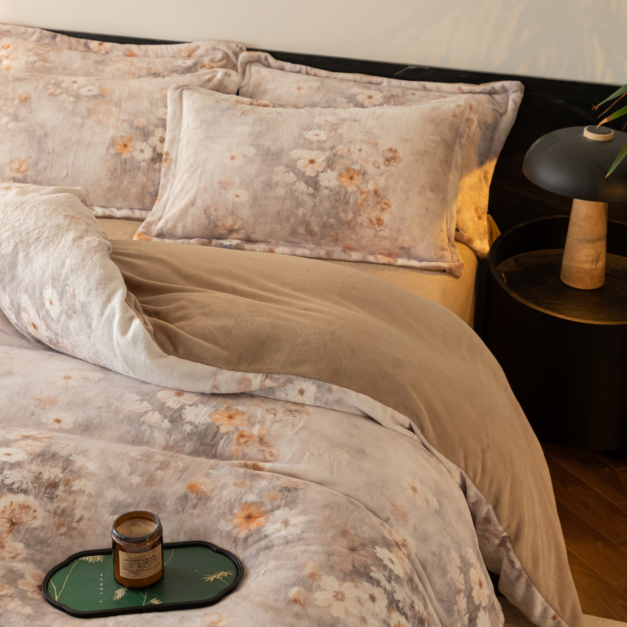 91家纺网 家纺一手货源 找家纺 寐绸家纺 2025秋冬新款230g牛奶绒数码印花四件套 数码四件套-秋风暖意