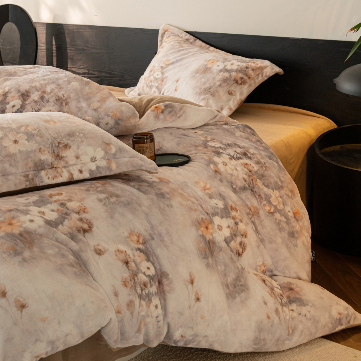 91家纺网 家纺一手货源 找家纺 寐绸家纺 2025秋冬新款230g牛奶绒数码印花四件套 数码四件套-秋风暖意