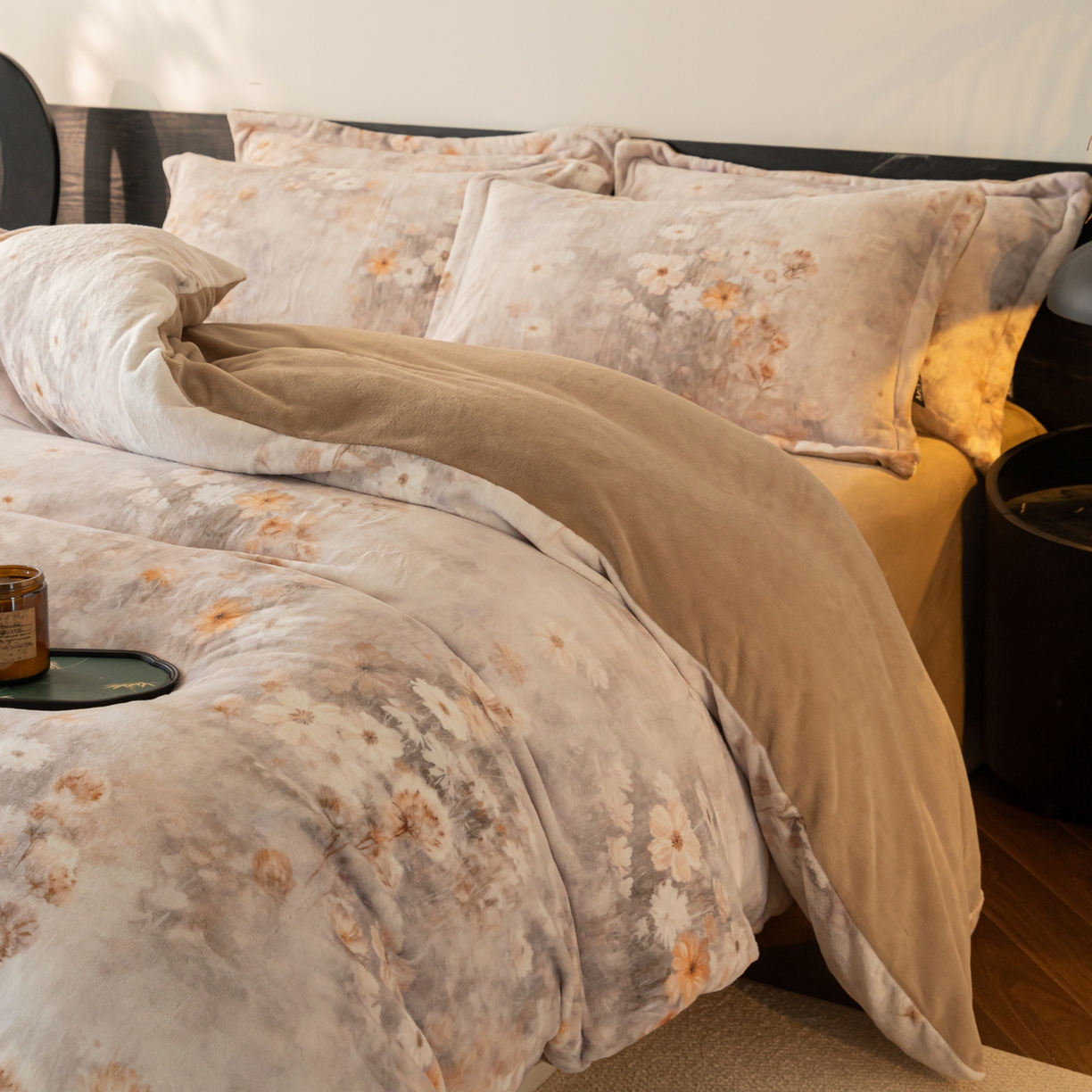 91家纺网 家纺一手货源 找家纺 寐绸家纺 2025秋冬新款230g牛奶绒数码印花四件套 数码四件套-秋风暖意