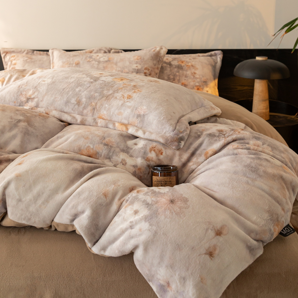 91家纺网 家纺一手货源 找家纺 寐绸家纺 2025秋冬新款230g牛奶绒数码印花四件套 数码四件套-秋风暖意