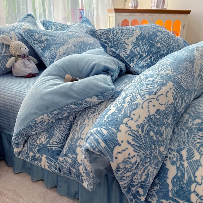 91家纺网 家纺一手货源 找家纺 梵克保罗 2025秋冬新款印花牛奶绒床盖炕垫炕盖四件套-云裳 云裳-祥云蓝
