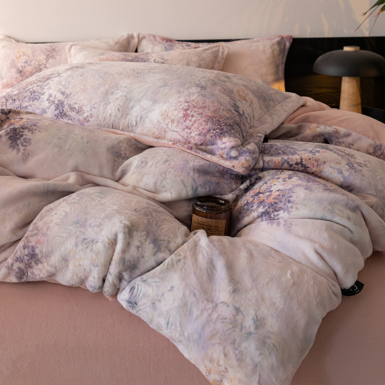 91家纺网 家纺一手货源 找家纺 寐绸家纺 2025秋冬新款230g牛奶绒数码印花四件套 数码四件套-秋叶繁华