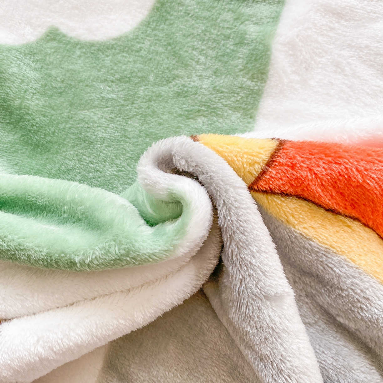 91家纺网 家纺一手货源 找家纺 一电 2025新款卡通高克重双面法莱绒毛毯四季盖毯 虎熊格秀