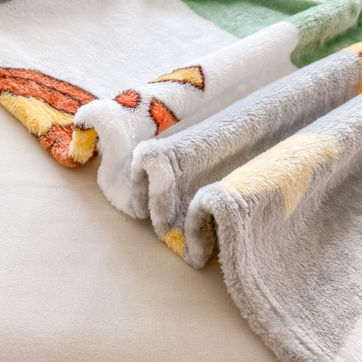 91家纺网 家纺一手货源 找家纺 一电 2025新款卡通高克重双面法莱绒毛毯四季盖毯 虎熊格秀