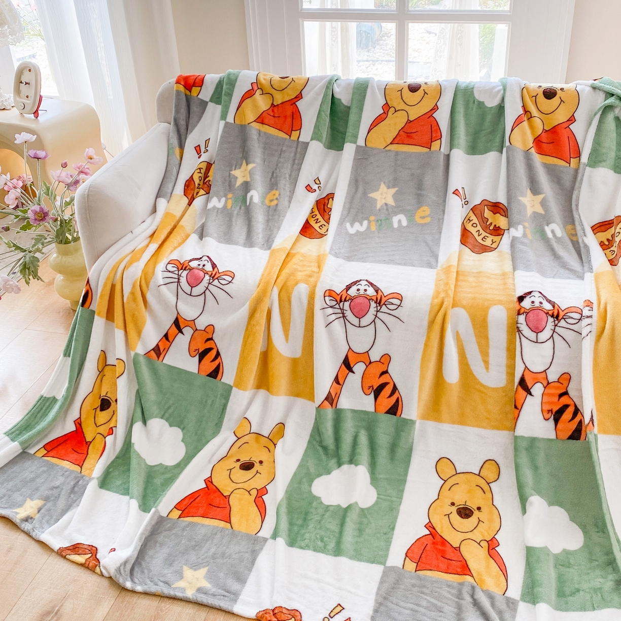 91家纺网 家纺一手货源 找家纺 一电 2025新款卡通高克重双面法莱绒毛毯四季盖毯 虎熊格秀