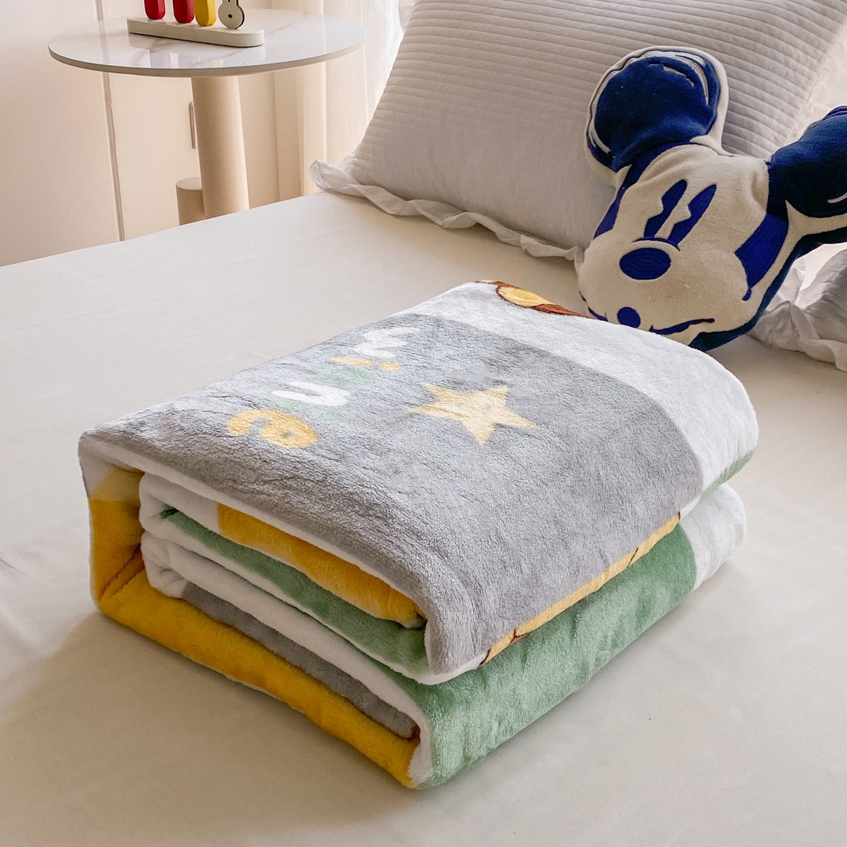 91家纺网 家纺一手货源 找家纺 一电 2025新款卡通高克重双面法莱绒毛毯四季盖毯 虎熊格秀