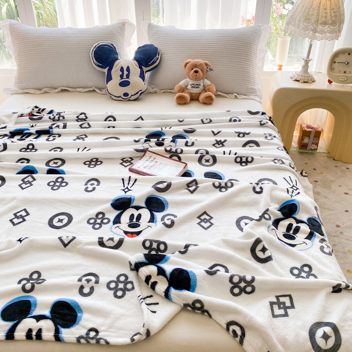 91家纺网 家纺一手货源 找家纺 一电 2025新款卡通高克重双面法莱绒毛毯四季盖毯 米鼠时尚标