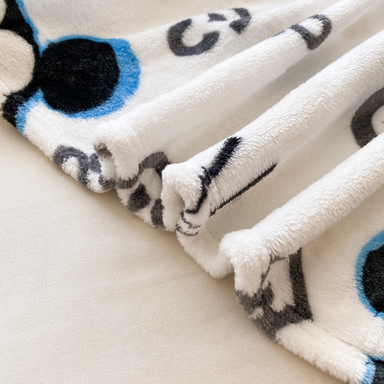 91家纺网 家纺一手货源 找家纺 一电 2025新款卡通高克重双面法莱绒毛毯四季盖毯 米鼠时尚标