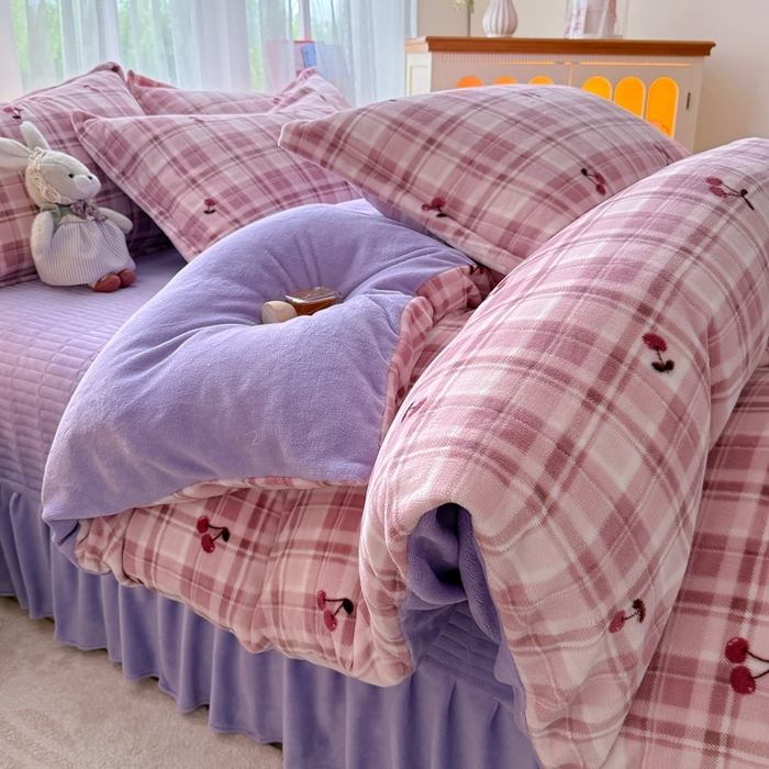 91家纺网 家纺一手货源 找家纺 梵克保罗 2025秋冬新款印花牛奶绒床盖炕垫炕盖四件套-云裳 云裳-樱桃