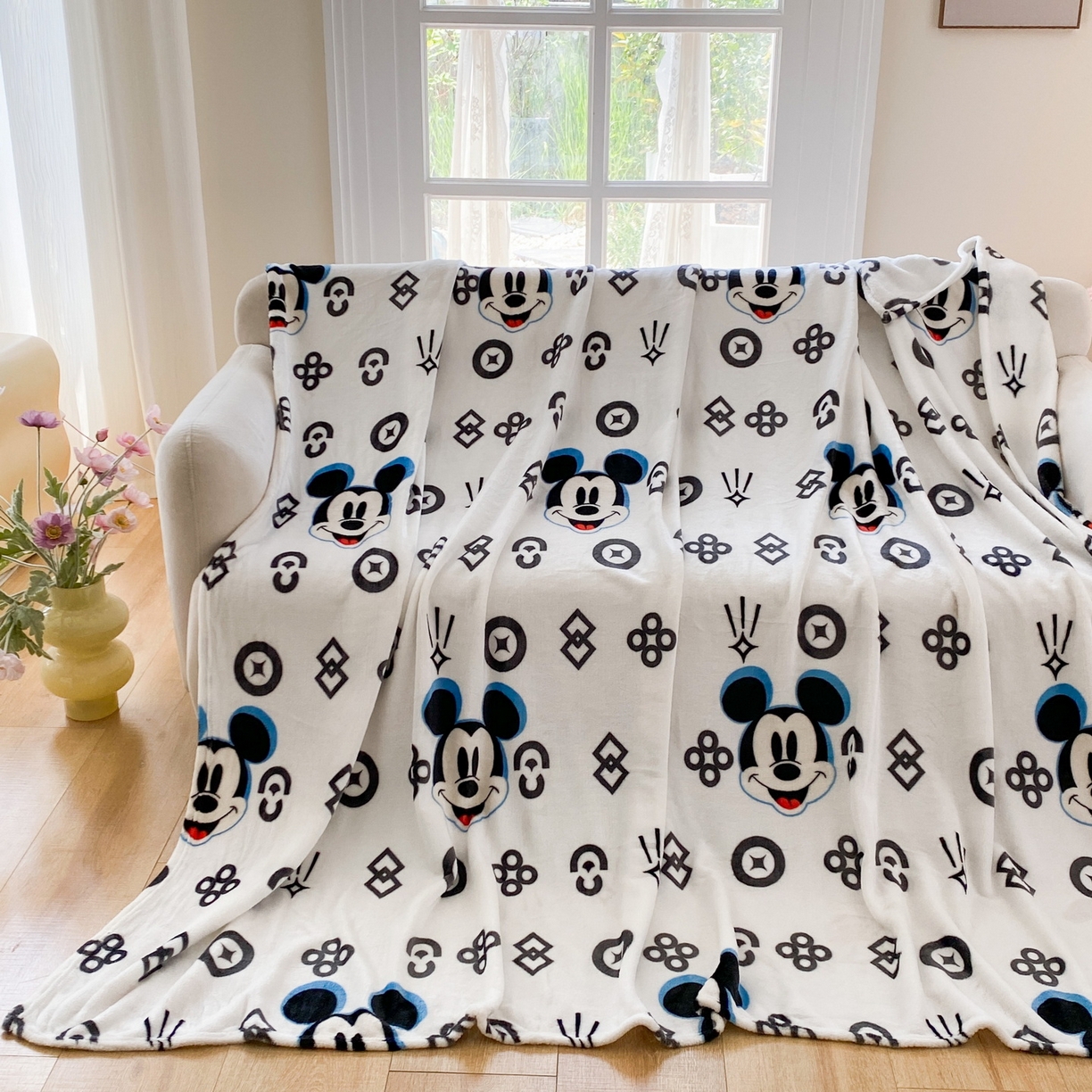 91家纺网 家纺一手货源 找家纺 一电 2025新款卡通高克重双面法莱绒毛毯四季盖毯 米鼠时尚标