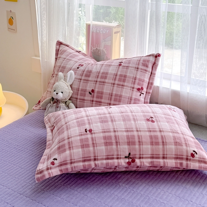 91家纺网 家纺一手货源 找家纺 梵克保罗 2025秋冬新款印花牛奶绒床盖炕垫炕盖四件套-云裳 云裳-樱桃