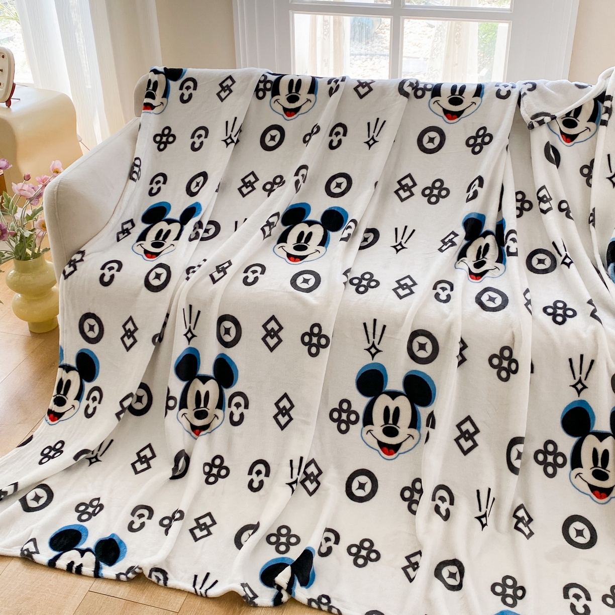 91家纺网 家纺一手货源 找家纺 一电 2025新款卡通高克重双面法莱绒毛毯四季盖毯 米鼠时尚标