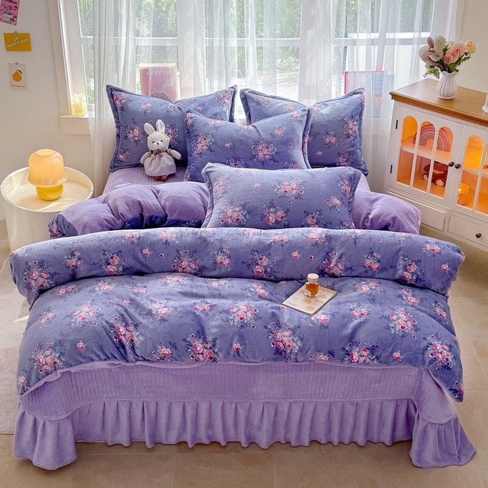 91家纺网 家纺一手货源 找家纺 梵克保罗 2025秋冬新款印花牛奶绒床盖炕垫炕盖四件套-云裳 云裳-紫藤花