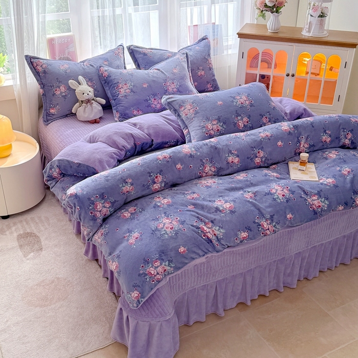 91家纺网 家纺一手货源 找家纺 梵克保罗 2025秋冬新款印花牛奶绒床盖炕垫炕盖四件套-云裳 云裳-紫藤花
