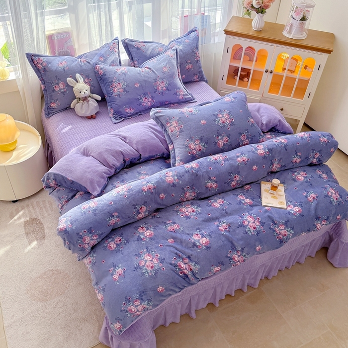 91家纺网 家纺一手货源 找家纺 梵克保罗 2025秋冬新款印花牛奶绒床盖炕垫炕盖四件套-云裳 云裳-紫藤花