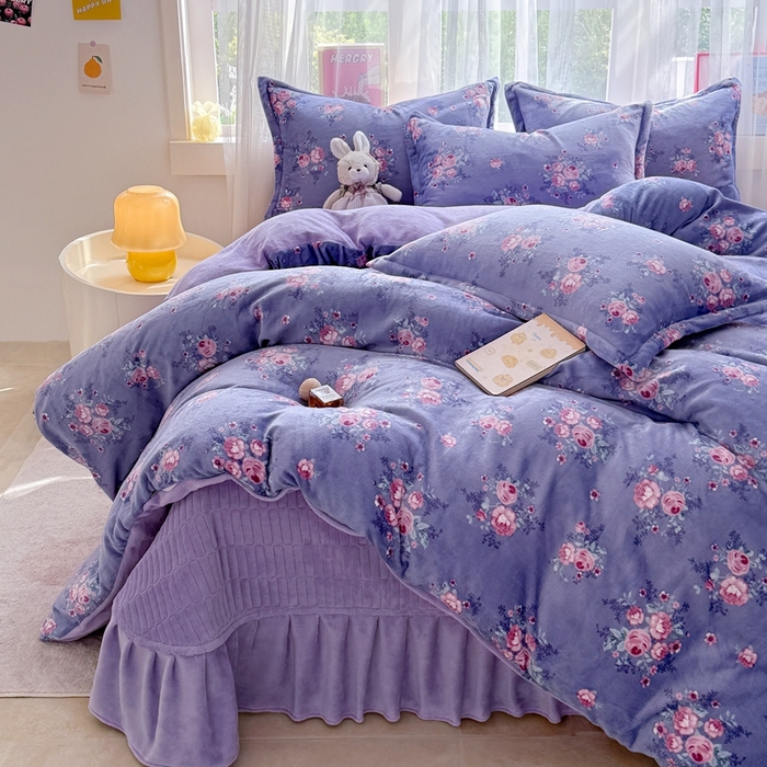 91家纺网 家纺一手货源 找家纺 梵克保罗 2025秋冬新款印花牛奶绒床盖炕垫炕盖四件套-云裳 云裳-紫藤花