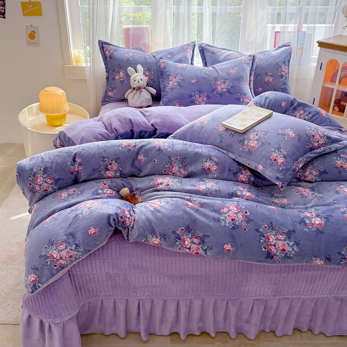 91家纺网 家纺一手货源 找家纺 梵克保罗 2025秋冬新款印花牛奶绒床盖炕垫炕盖四件套-云裳 云裳-紫藤花