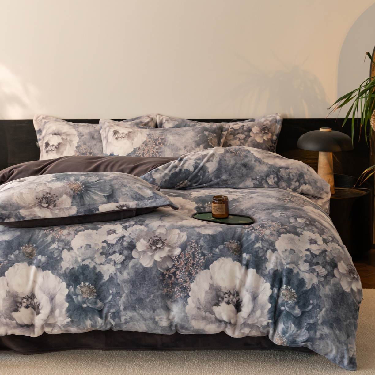 91家纺网 家纺一手货源 找家纺 寐绸家纺 2025秋冬新款230g牛奶绒数码印花四件套 数码四件套-生机勃勃