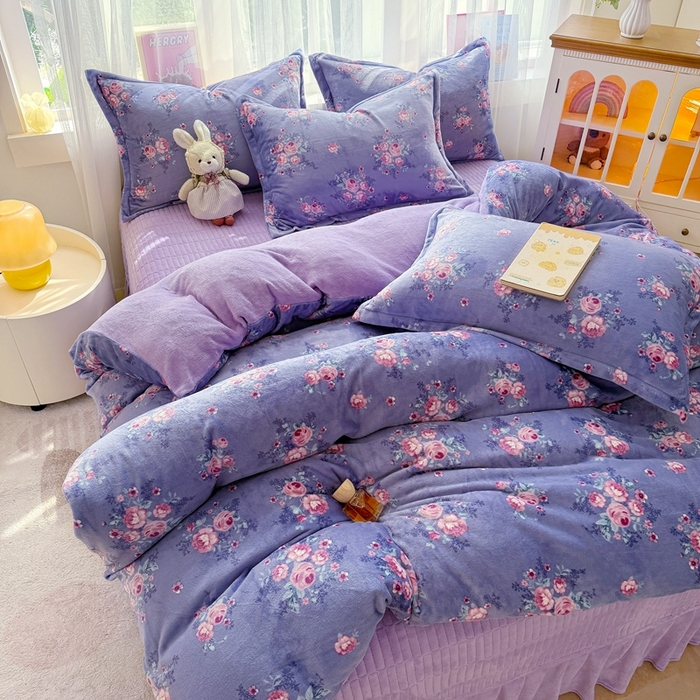 91家纺网 家纺一手货源 找家纺 梵克保罗 2025秋冬新款印花牛奶绒床盖炕垫炕盖四件套-云裳 云裳-紫藤花