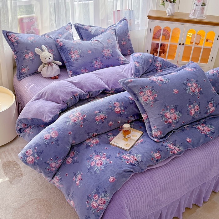 91家纺网 家纺一手货源 找家纺 梵克保罗 2025秋冬新款印花牛奶绒床盖炕垫炕盖四件套-云裳 云裳-紫藤花