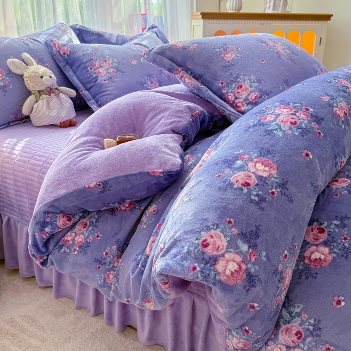 91家纺网 家纺一手货源 找家纺 梵克保罗 2025秋冬新款印花牛奶绒床盖炕垫炕盖四件套-云裳 云裳-紫藤花
