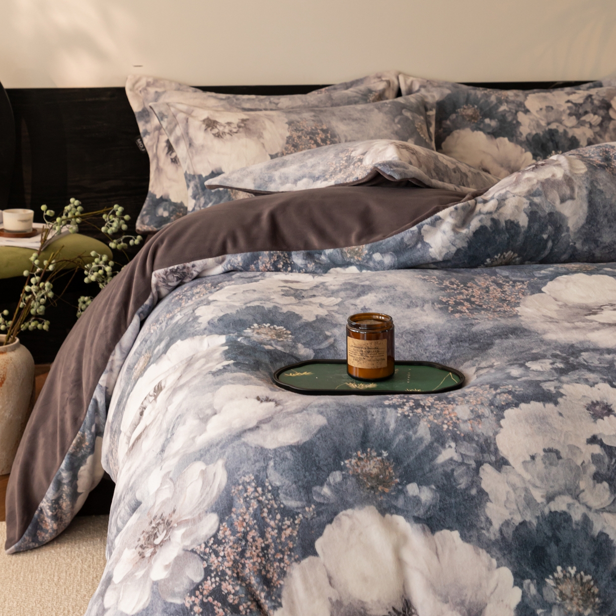 91家纺网 家纺一手货源 找家纺 寐绸家纺 2025秋冬新款230g牛奶绒数码印花四件套 数码四件套-生机勃勃