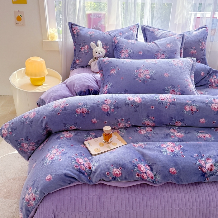 91家纺网 家纺一手货源 找家纺 梵克保罗 2025秋冬新款印花牛奶绒床盖炕垫炕盖四件套-云裳 云裳-紫藤花